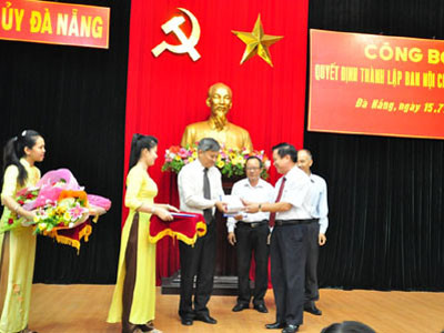 Ông Trần Thọ-Phó Bí thư, Phụ trách Thành uỷ Đà Nẵng tặng hoa cho lãnh đạo Ban Nội chính Thành uỷ