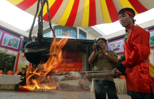  Lửa phải đun đều và cháy thường xuyên trong thời gian ngắn để tạo ra món cơm ngon.