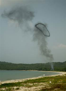 Khói bốc lên từ một địa điểm mô phỏng có bom nổ ở bãi biển Hat Yao