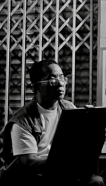 Thỉng thoảng tôi thích đi bộ ở phố cổ, vào trong những con ngõ bé xíu mà chẳng biết sẽ đưa người ta đến đâu. Một ngõ cụt tối tăm, một góc bếp ấm áp hay ánh sáng hắt ra từ một gia đình đang quây quần quanh bữa cơm. Một góc quán nhỏ cho những cuộc hội ngộ Những quán bia quen thuộc ở Hà Nội Một góc phố của người lao động, gương mặt chú thợ hàn thanh thản lạ Bác thợ vẽ tranh truyền thần ở chợ Đồng Xuân Những nghệ nhân đường phố Ngõ vắng ngoại ô Hà Nội Hoàng hôn sau một cơn mưa - nhìn về Hà Nội từ cầu Long Biên - đằng sau sương khói mờ nhân ảnh kia là một Hà Nội phồn hoa và nhộn nhịp Về nhà