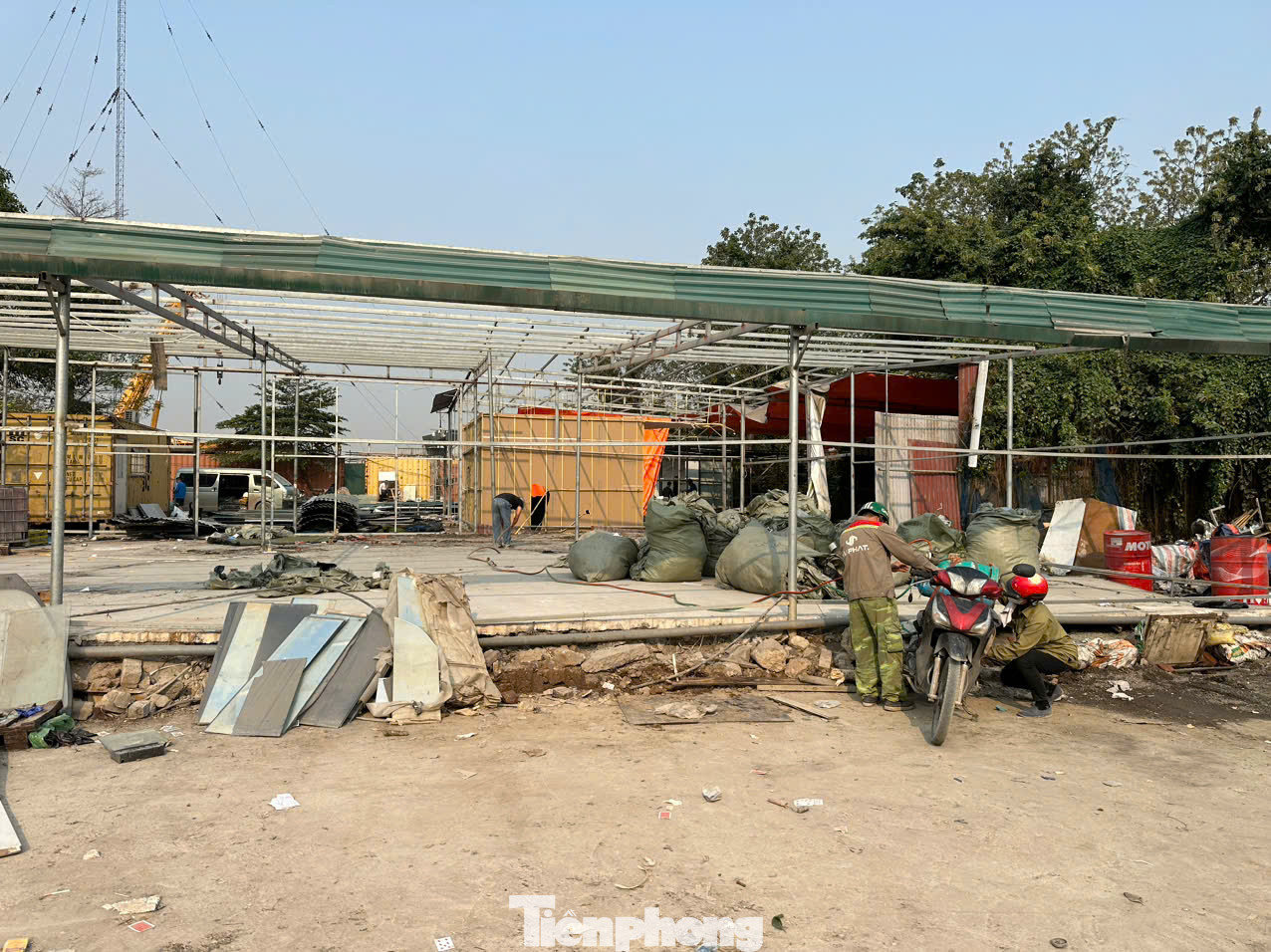 Theo UBND phường Mễ Trì, khu vực Dộc Khoai, Đằng Xung có diện tích khoảng 4,3ha là đất nông nghiệp giao theo Nghị định 64/NĐ-CP cho các hộ xã viên HTX 1.5 Mễ Trì Thượng. Trước khi được tháo dỡ, khu đất có tổng số 45 trường hợp vi phạm.