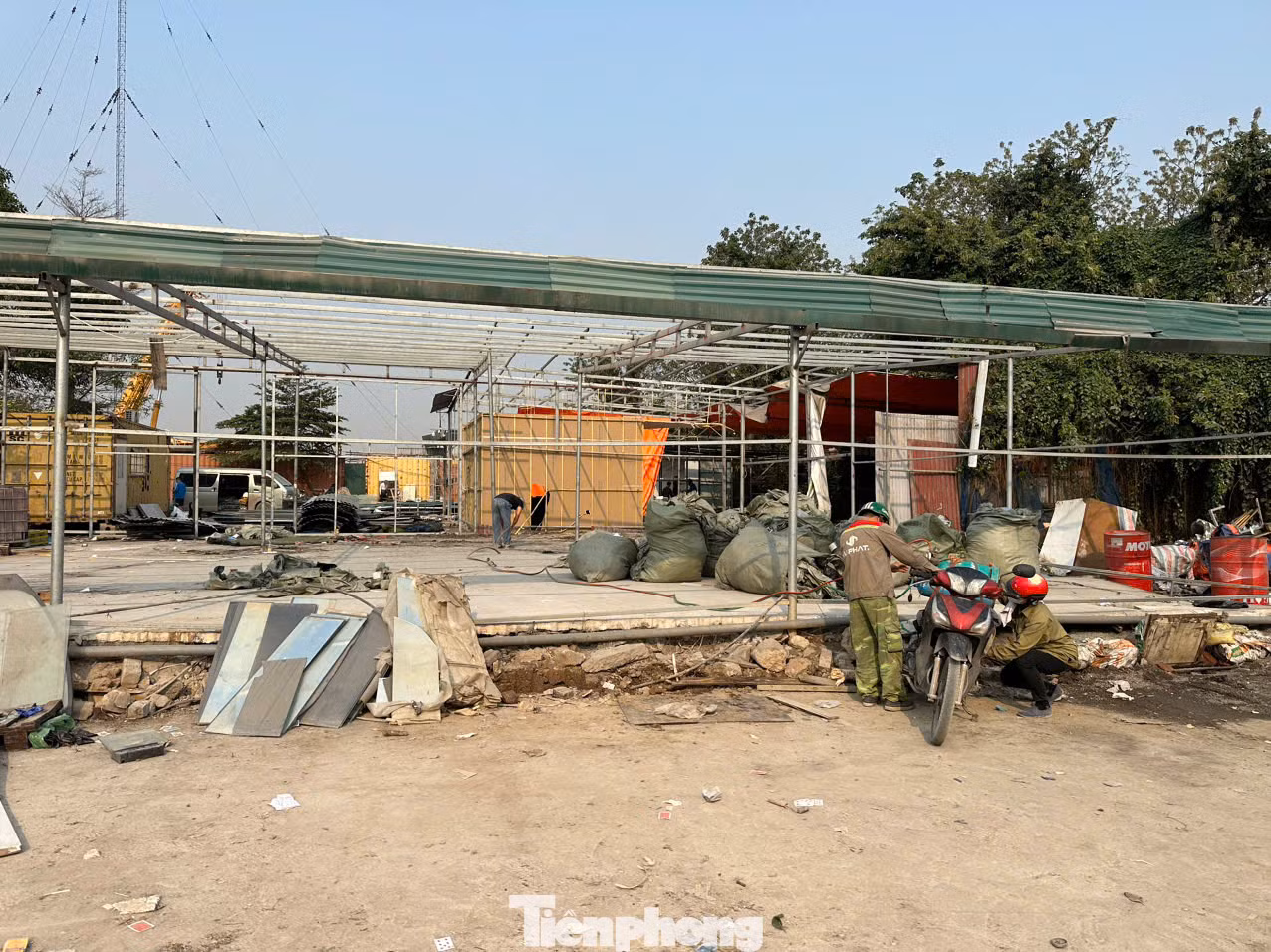 Theo UBND phường Mễ Trì, khu vực Dộc Khoai, Đằng Xung có diện tích khoảng 4,3ha là đất nông nghiệp giao theo Nghị định 64/NĐ-CP cho các hộ xã viên HTX 1.5 Mễ Trì Thượng. Trước khi được tháo dỡ, khu đất có tổng số 45 trường hợp vi phạm.