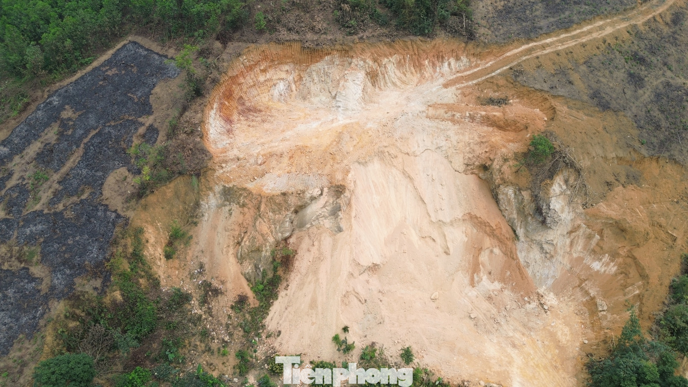 Trao đổi với PV báo Tiền Phong, ông Kiều Ngọc Cát xác nhận, khu vực khai thác là đất của gia đình đã được cấp Giấy chứng nhận quyền sử dụng đất.