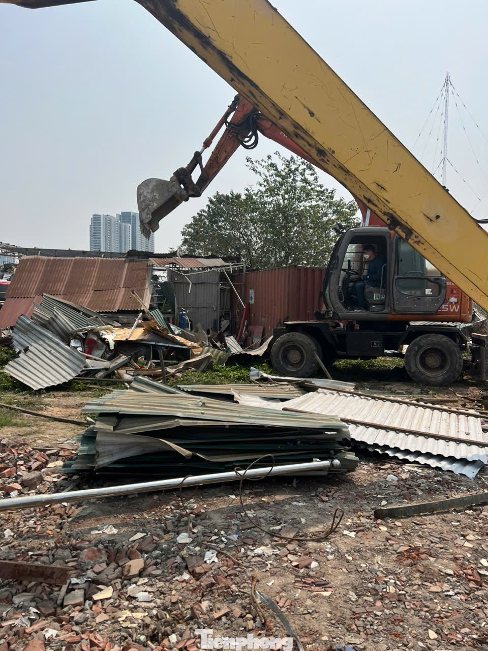 UBND quận Nam Từ Liêm cũng yêu cầu UBND phường Mễ Trì xử lý vi phạm đất đai tại khu đất 4,3ha đất nông nghiệp khu Đằng Xung, Dộc Khoai xong trước ngày 5/4; đối với các vi phạm đất đai, trật tự xây dựng trên địa bàn phường Mễ Trì phải xử lý xong trước 30/6/2025.