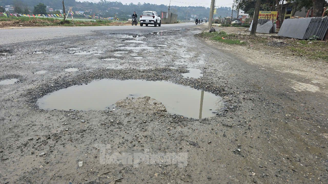 UBND quận Hà Đông đã làm việc với chủ đầu tư để rà soát hồ sơ liên quan đến gói thầu tư vấn đo đạc. Qua rà soát, hiện nay nội dung Hợp đồng số 39/2022/HĐTV-BQLCTGT ngày 2/11/2022 mới chỉ thực hiện xong được một phần công việc và vẫn còn thời gian thực hiện hợp đồng (ảnh: Ổ gà trên tuyến đường Quốc lộ 6 thuộc phường Biên Giang, quận Hà Đông).