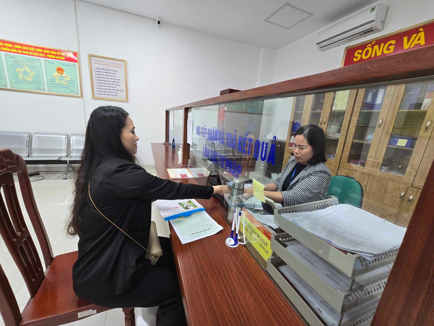 Công dân thực hiện thủ tục hành chính tại bộ phận Một cửa Công dân thực hiện thủ tục hành chính tại bộ phận Một cửa