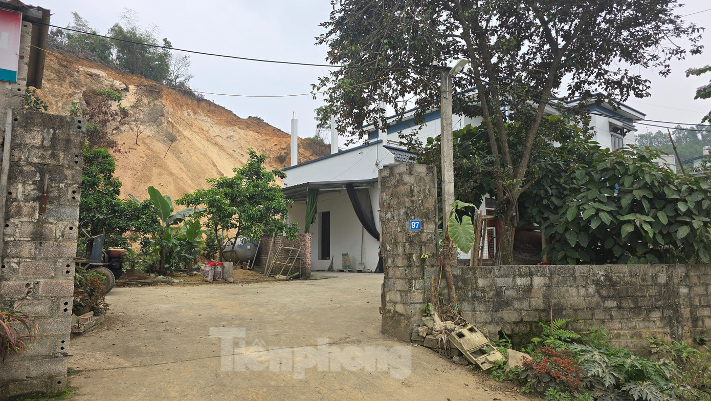 Trong đợt bão Yagi (bão số 3) vừa qua, địa phương phải cử lực lượng thường xuyên túc trực, sẵn sàng cho gia đình ông Cát di tản khi có dấu hiệu sạt lở. UBND xã cũng đã báo cáo lên cấp trên về địa điểm nguy cơ này. "Tôi cho rằng, gia đình ông Cát cải tạo đồi nhằm đảm bảo an toàn trước mùa mưa bão là chính đáng nhằm hạn chế nguy cơ sạt lở, ảnh hưởng đến tính mạng, sức khỏe".