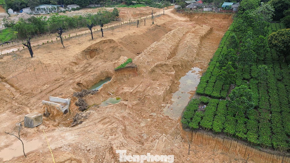 Hiện tại, công trường là những hố sâu lồi lõm.