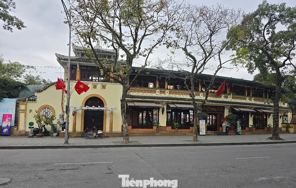 Bên cạnh đó, UBND thành phố yêu cầu nghiên cứu việc tác động thay đổi cảnh quan đối với khu vực mặt đứng tòa nhà Long Vân - Hồng Vân. Khu vực cảnh quan công trình tòa nhà Thủy tạ, Trung tâm thông tin văn hóa Hồ Gươm và khu vực nhà dân hiện có giữ lại tiếp giáp phố Cầu Gỗ cũng được nghiên cứu thay đổi cảnh quan.