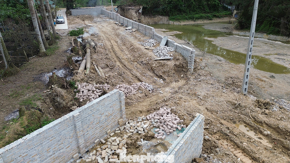 Một đoạn suối Mang Trê đã bị vợ chồng đối tượng Nguyễn Xuân Trực nắn dòng, xây tường bao. Hành vi này đã bị UBND xã Thạch Hòa lập biên bản vi phạm hành chính. UBND huyện Thạch Thất cũng đã ra quyết định xử phạt vi phạm hành chính bà Nguyễn Thị Nga số tiền 50 triệu đồng. Chồng bà Nga là Nguyễn Xuân Thực bị công an tạm giữ để điều tra về hành vi chống người thi hành công vụ.