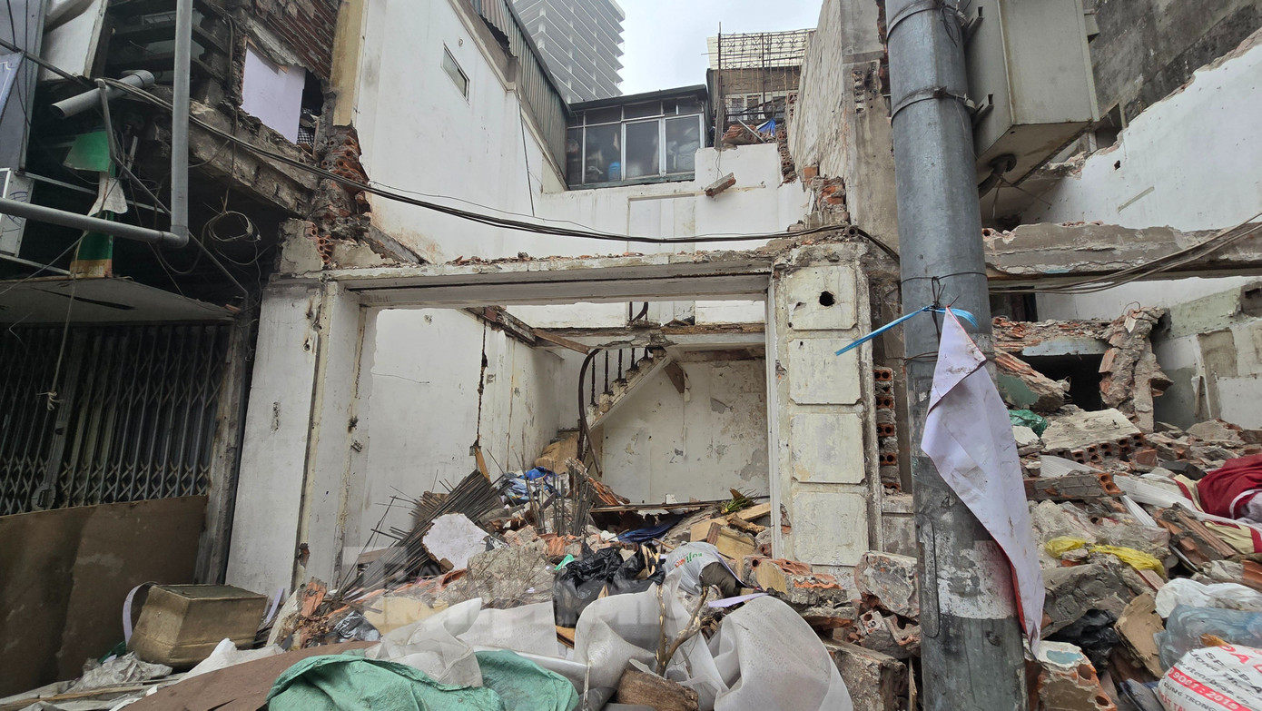 Trong số 22 trường hợp nêu trên, có 5 trường hợp đủ điều kiện tạm ngừng cung cấp dịch vụ điện, nước phục vụ công tác GPMB thực hiện dự án. Sau quá trình vận động, đã có một hộ bàn giao mặt bằng, 4 hộ còn lại cam kết bàn giao mặt bằng trước ngày 1/4. Các hộ còn lại nếu không bàn giao mặt bằng, cuối tuần này phường tiến hành quây tôn, ngừng cấp điện nước. Dự kiến, đến hết tháng 3 UBND phường sẽ bàn giao 100% mặt bằng cho chủ đầu tư.