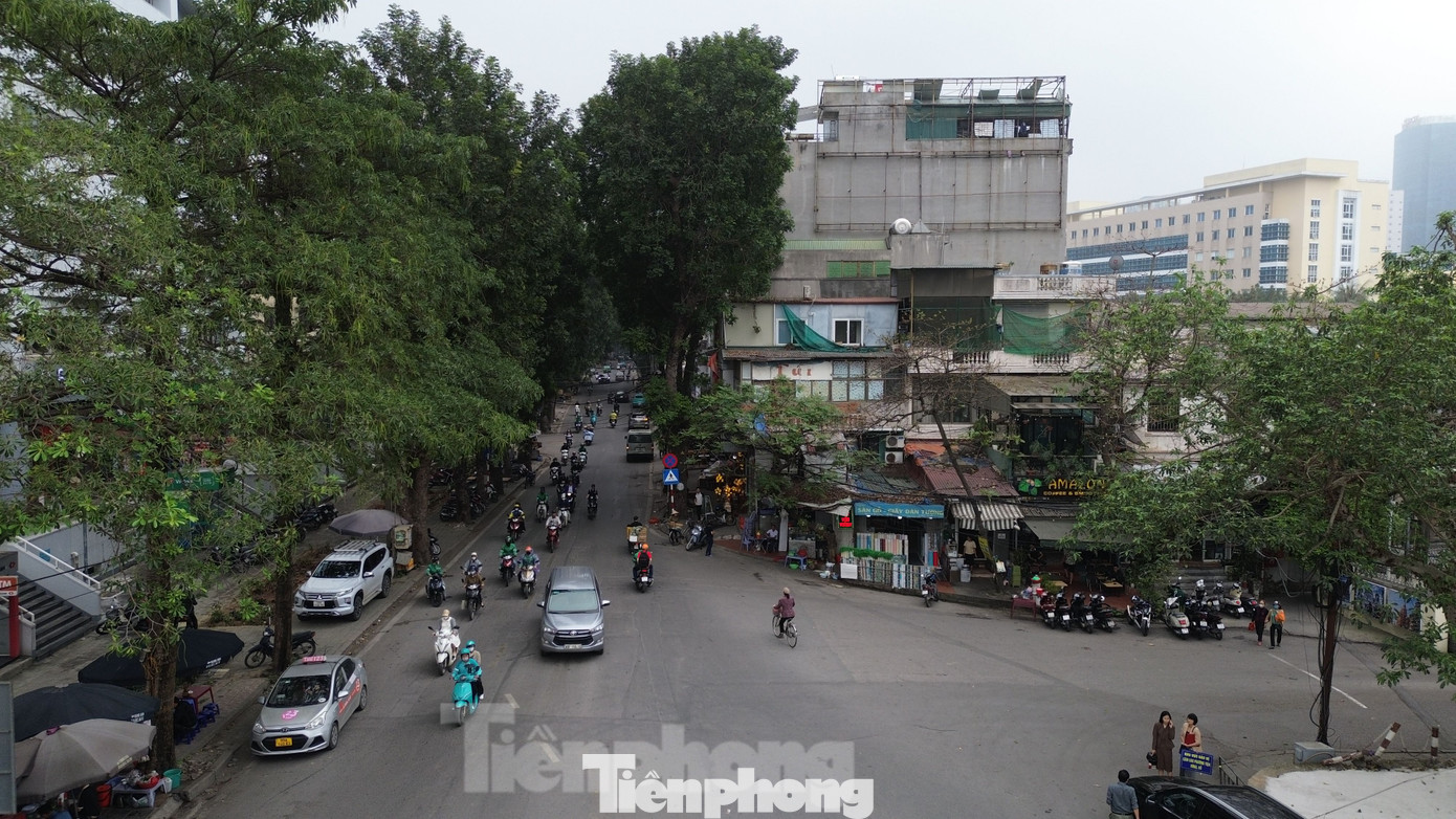 Trả lời về vấn đề này tại phiên chất vấn, Chủ tịch UBND quận Ba Đình Tạ Nam Chiến cho biết trên địa bàn quận có 1.334 trường hợp phải GPMB phục vụ dự án. Tuy nhiên, do quá trình quản lý đất nhiều năm trước đây lỏng lẻo, dẫn đến phức tạp trong công tác GPMB. Ông Chiến khẳng định tháng 1 sẽ bàn giao mặt bằng chủ đầu tư. Tuy nhiên, đến nay công tác GPMB dự án vẫn chưa hoàn tất.