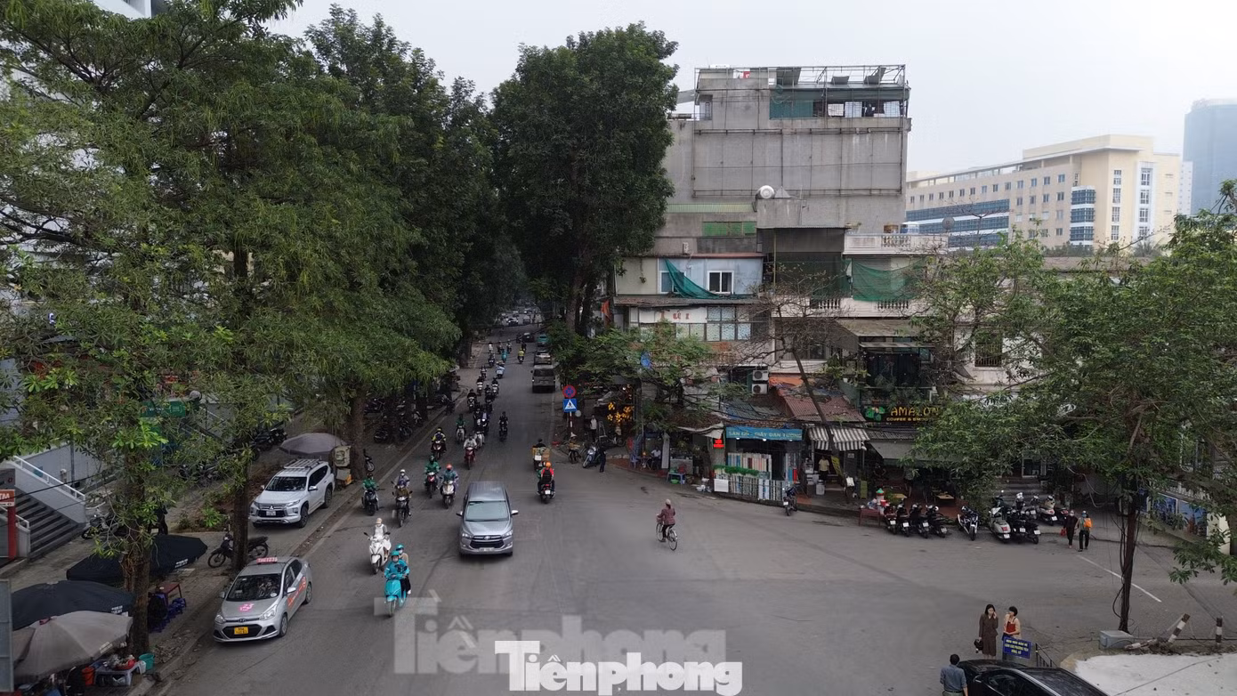 Trả lời về vấn đề này tại phiên chất vấn, Chủ tịch UBND quận Ba Đình Tạ Nam Chiến cho biết trên địa bàn quận có 1.334 trường hợp phải GPMB phục vụ dự án. Tuy nhiên, do quá trình quản lý đất nhiều năm trước đây lỏng lẻo, dẫn đến phức tạp trong công tác GPMB. Ông Chiến khẳng định tháng 1 sẽ bàn giao mặt bằng chủ đầu tư. Tuy nhiên, đến nay công tác GPMB dự án vẫn chưa hoàn tất.