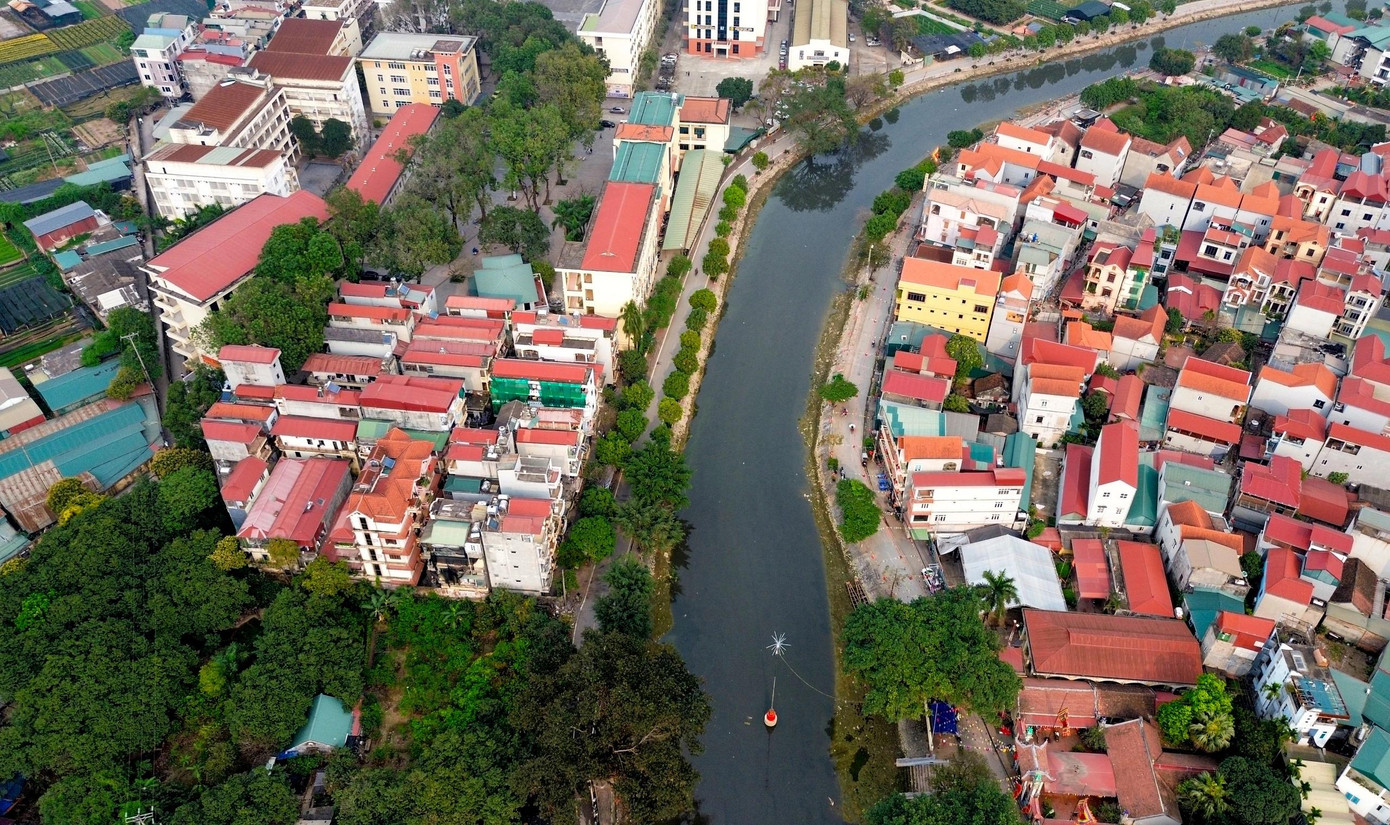 Theo phản ánh của người dân phường Tây Tựu (quận Bắc Từ Liêm), thời gian qua nước sông Pheo, đoạn qua địa bàn phường ô nhiễm nghiêm trọng, màu nước đen kịt, bốc mùi hôi thối. Những người sau khi tiếp xúc với nước sông Pheo có biểu hiện mẩn ngứa. Điều này đã ảnh hưởng đến Lễ hội bơi Đăm, một lễ hội văn hóa phi vật thể Quốc gia được tổ chức tại phường Tây Tựu 5 năm/lần.