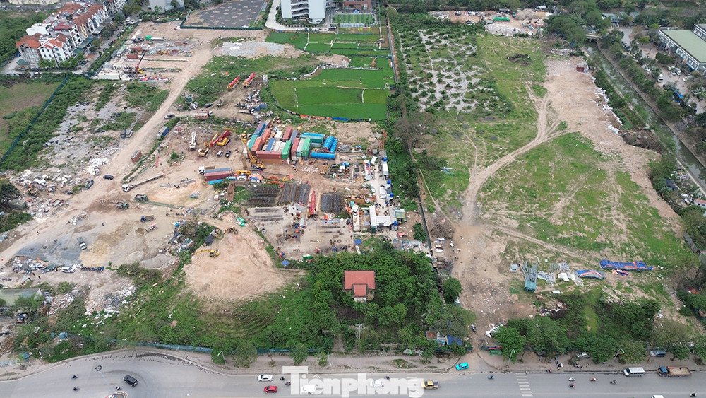 Ngày 31/3, hàng chục trường hợp chiếm dụng trái phép khu đất Dự án xây dựng cơ sở 2 Đài Truyền hình Hà Nội (đường Cương Kiên, phường Mễ Trì, quận Nam Từ Liêm) đã tiến hành di dời tài sản khỏi khu Mười Cột giáp đường Cương Kiên. Ngày 31/3, hàng chục trường hợp chiếm dụng trái phép khu đất Dự án xây dựng cơ sở 2 Đài Truyền hình Hà Nội (đường Cương Kiên, phường Mễ Trì, quận Nam Từ Liêm) đã tiến hành di dời tài sản khỏi khu Mười Cột giáp đường Cương Kiên.