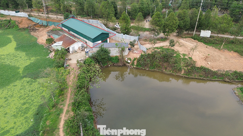 UBND xã Thạch Hòa cũng xác định, tại lô C14 khu Dự án tái định cư ĐHQG Hà Nội, đối tượng Đỗ Văn C (trú tại xã Kim Quan, huyện Thạch Thất) đã có hành vi chiếm 188,16m2 đất xây 2 căn nhà trên đất. UBND xã Thạch Hòa đã lập biên bản, UBND huyện Thạch Thất ban hành quyết định xử phạt vi phạm hành chính, tuy nhiên đối tượng Đỗ Văn C chưa nộp phạt và tháo dỡ công trình vi phạm.