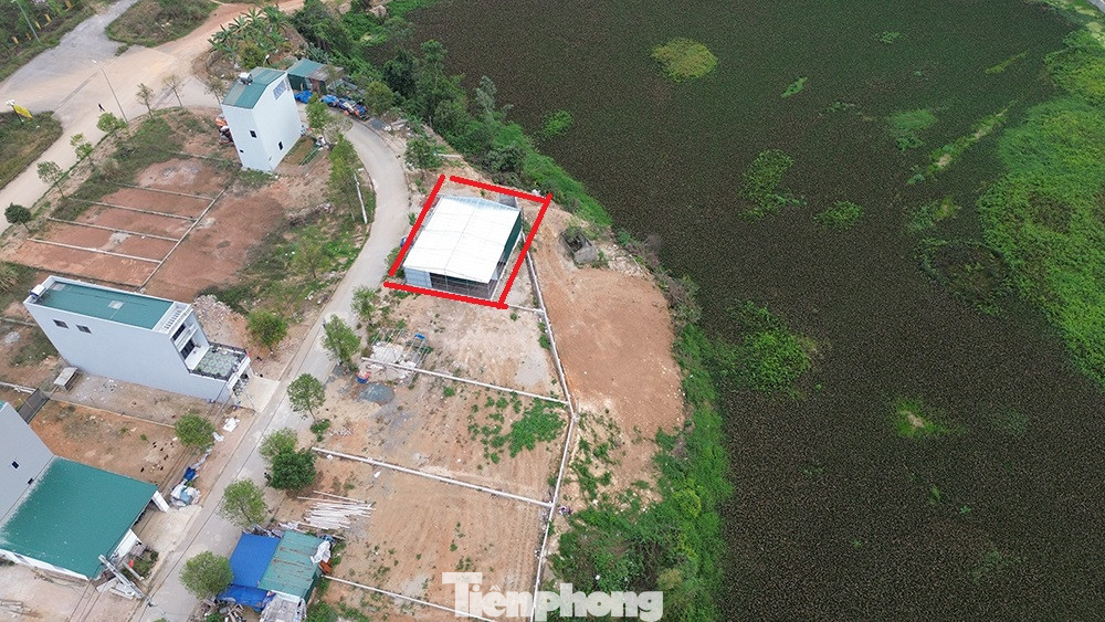 Tại khu quy hoạch hành lang xanh- Khu BC dự án tái định cư ĐHQG Hà Nội, đối tượng N.T đã chiếm 318,21m2 đất và đã xây dựng 2 căn nhà cùng tường bao. UBND xã Thạch Hòa đang củng cố hồ sơ trình UBND huyện Thạch Thất ban hành quyết định xử phạt vi phạm hành chính.