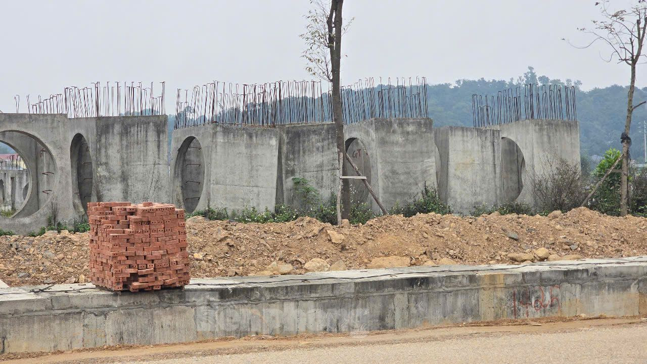 Trong quá trình thực hiện GPMB thực hiện dự án, huyện còn gặp nhiều khó khăn, vướng mắc. Ví như, vướng mắc về xác nhận nguồn gốc đất đai; vướng mắc về áp dụng cơ chế chính sách GPMB thực hiện chuyển tiếp từ Luật Đất đai 2013 sang Luật Đất đai 2024.