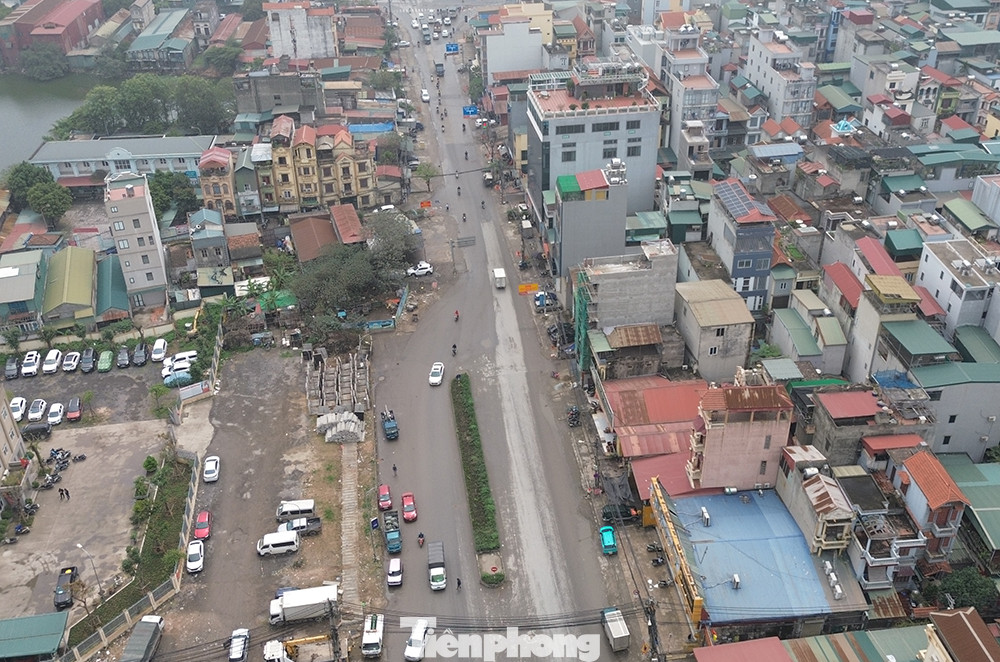 Sau nhiều năm triển khai hiện trạng tuyến đường Tam Trinh có dạng nút thắt cổ chai (ảnh: Một nút thắt cổ chai đoạn từ đường Tam Trinh vào UBND phường Yên Sở). Nguyên nhân là do công tác GPMB vẫn chưa hoàn thành để bàn giao cho chủ đầu tư và đơn vị thi công.