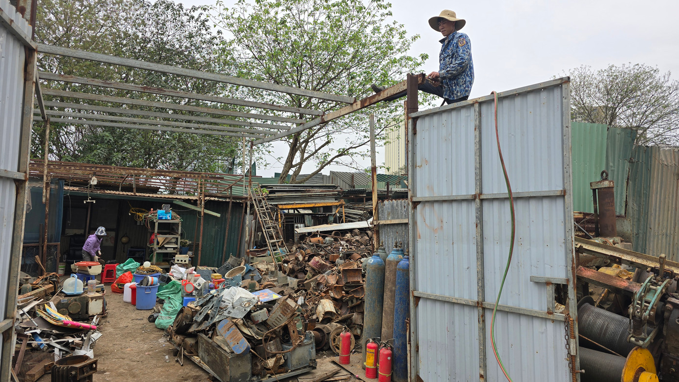 Thời gian qua, khu vực đã giải phóng mặt bằng của dự án đã bị chiếm dụng, sử dụng sai mục đích để kinh doanh. Ví như, dựng lán tôn cho thuê để ở, đặt container, đổ nền bê tông, dựng bãi đậu đỗ ô tô, xe cẩu, tập kết vật liệu dựng... Thời gian qua, khu vực đã giải phóng mặt bằng của dự án đã bị chiếm dụng, sử dụng sai mục đích để kinh doanh. Ví như, dựng lán tôn cho thuê để ở, đặt container, đổ nền bê tông, dựng bãi đậu đỗ ô tô, xe cẩu, tập kết vật liệu dựng...