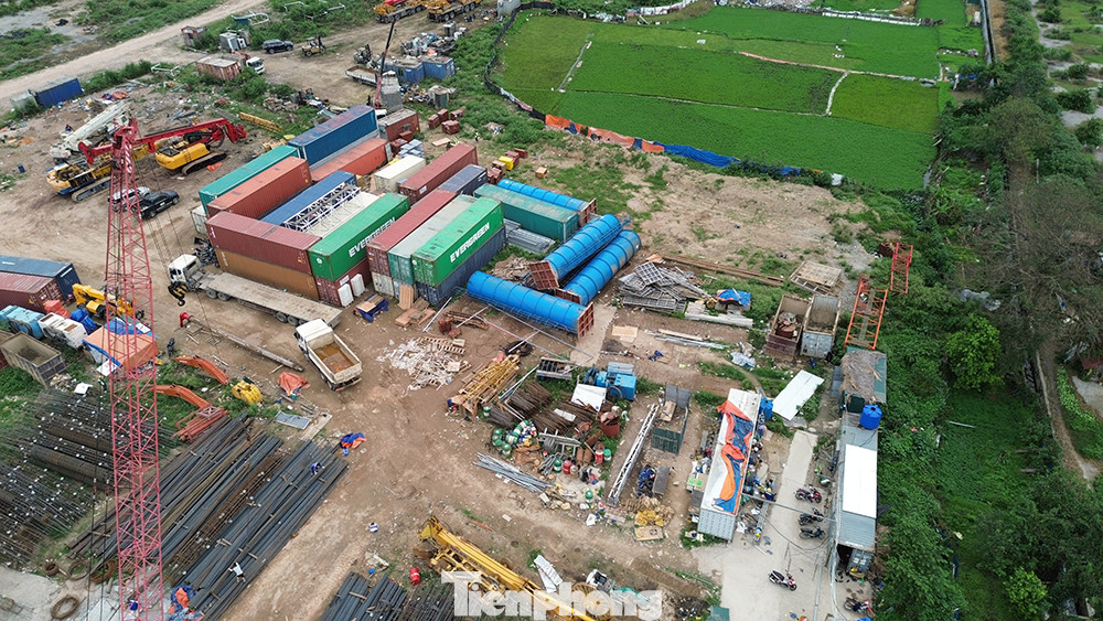 Để xử lý các công trình vi phạm, UBND phường Mễ Trì đã yêu cầu chủ các công trình di dời tài sản khỏi khu đất dự án. Việc di dời sẽ được tiến hành triệt để trong ngày 31/3. Để xử lý các công trình vi phạm, UBND phường Mễ Trì đã yêu cầu chủ các công trình di dời tài sản khỏi khu đất dự án. Việc di dời sẽ được tiến hành triệt để trong ngày 31/3.