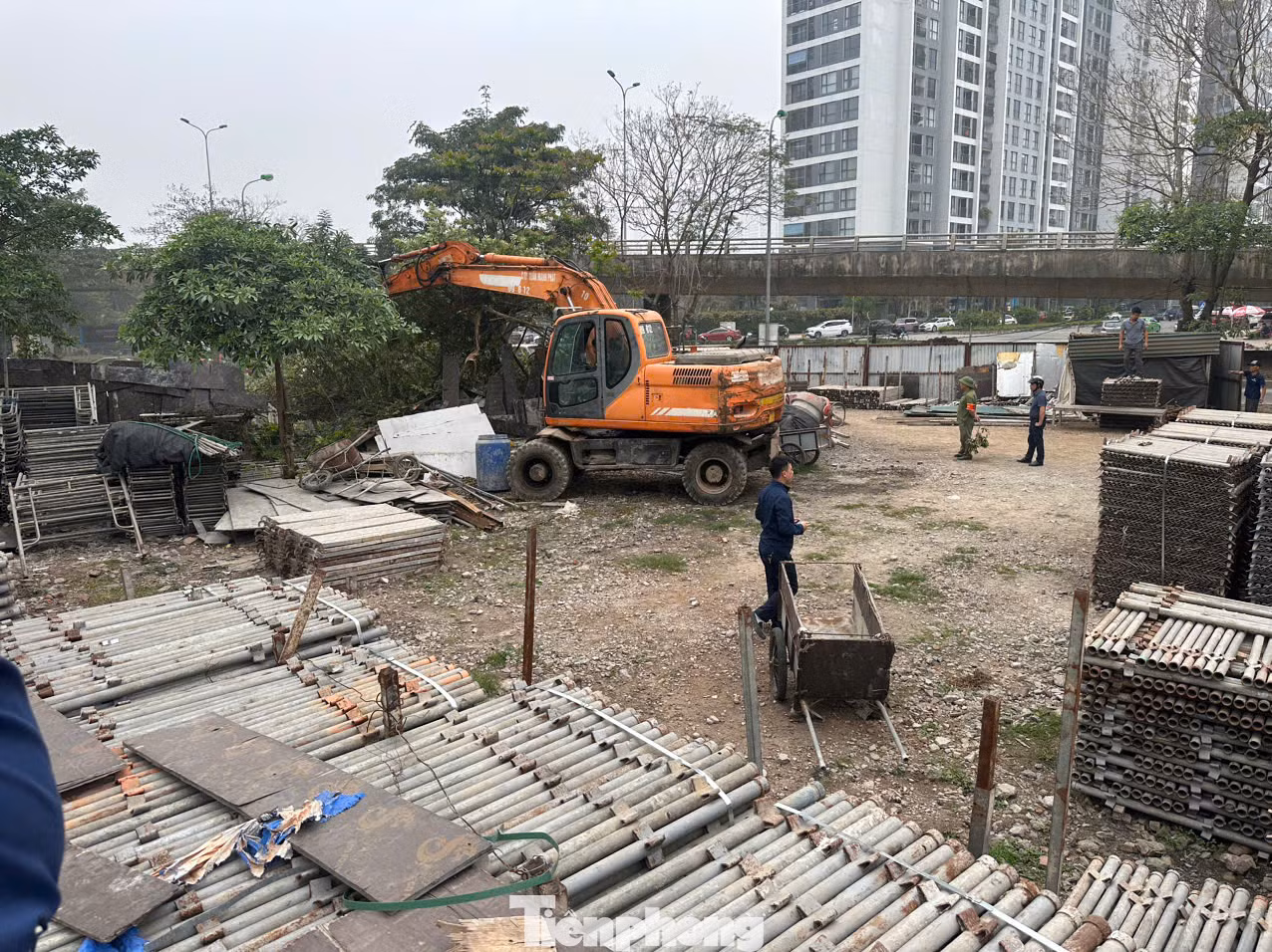 Tuy nhiên, do nhu cầu của người dân có đất nông nghiệp cần lối đi vào các thửa đất để canh tác dẫn đến tình trạng tự ý phá dỡ rào tôn. Từ đó, một số đối tượng đã lợi dụng để đặt container, dựng công trình nhà tạm, tập kết các loại xe, sắt vụn...