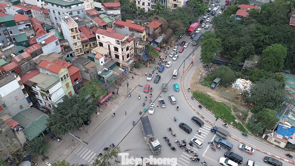 Nút giao Xa La - Phạm Tu trên đường 70 là một trong những điểm đen giao thông trên địa bàn thành phố khi thường xuyên ùn tắc vào giờ cao điểm.