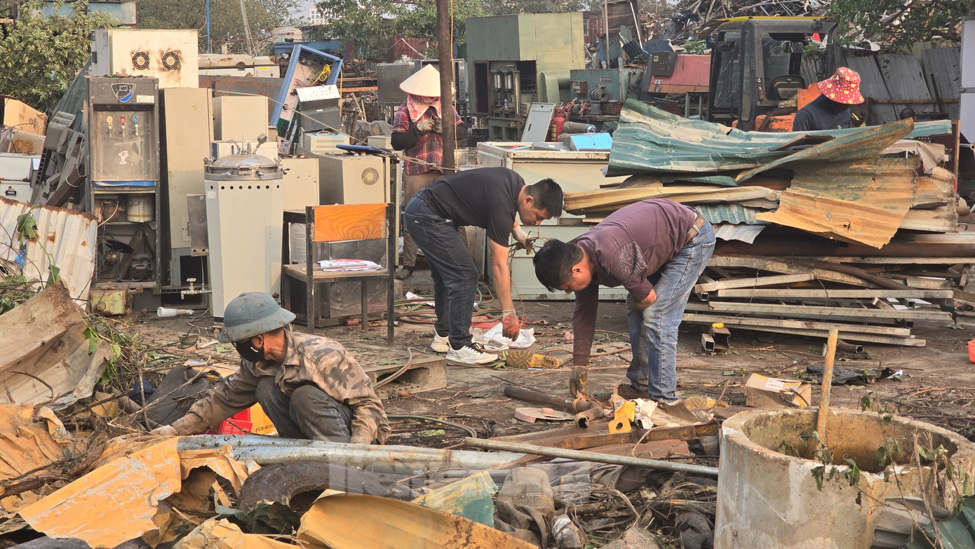 Hiện tại, nhiều vị trí tại khu đất này đã được quây tôn và biến thành gara ô tô, bãi phế liệu, sân bóng...