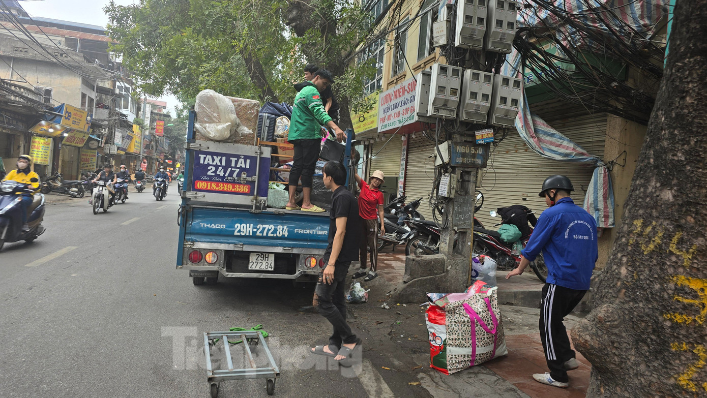 Tại phiên chất vấn kỳ họp thứ 20 HĐND TP. Hà Nội tổ chức ngày 11/12/2024, ông Đồng Phước An, Giám đốc Ban quản lý các công trình dân dụng Hà Nội nói chủ đầu tư cho biết dự án dự kiến hoàn thành năm 2024. Tuy nhiên, trong quá trình triển khai công tác GPMB của dự án gặp nhiều khó khăn. Ví như các hộ dân không phối hợp trong công tác đo đạc, kiểm đếm tài sản, nguồn gốc đất, có những kiến nghị về điều chỉnh chỉ giới hay một số hộ dân đã nhận tiền đền bù nhưng chưa bàn giao mặt bằng.