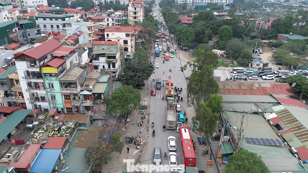 Tuy nhiên, đường 70 không liền mạch, được chia cắt bởi các trục giao thông chính, gồm các đoạn Văn Điển - Hà Đông; Vạn Phúc - Lê Trọng Tấn; Xuân Phương (cầu Ngà - Trần Hữu Dực) và kết thúc tại nút giao Quốc lộ 32. Tuyến đường này phần lớn chỉ có 2 làn xe, xuống cấp, ngày mưa lầy lội, ngày nắng thì bụi.