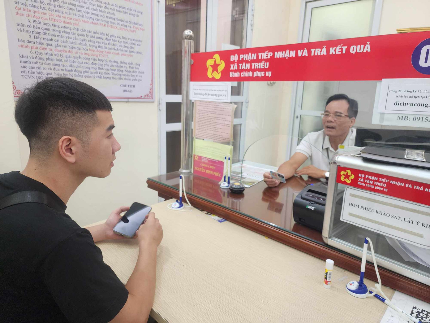 Từ 1/1/2025, cán bộ, công chức, viên chức làm việc tại các cơ quan đơn vị thuộc thành phố Hà Nội quản lý sẽ được hỗ trợ thu nhập tăng thêm từ 2,5 triệu đồng đến gần 6 triệu đồng.