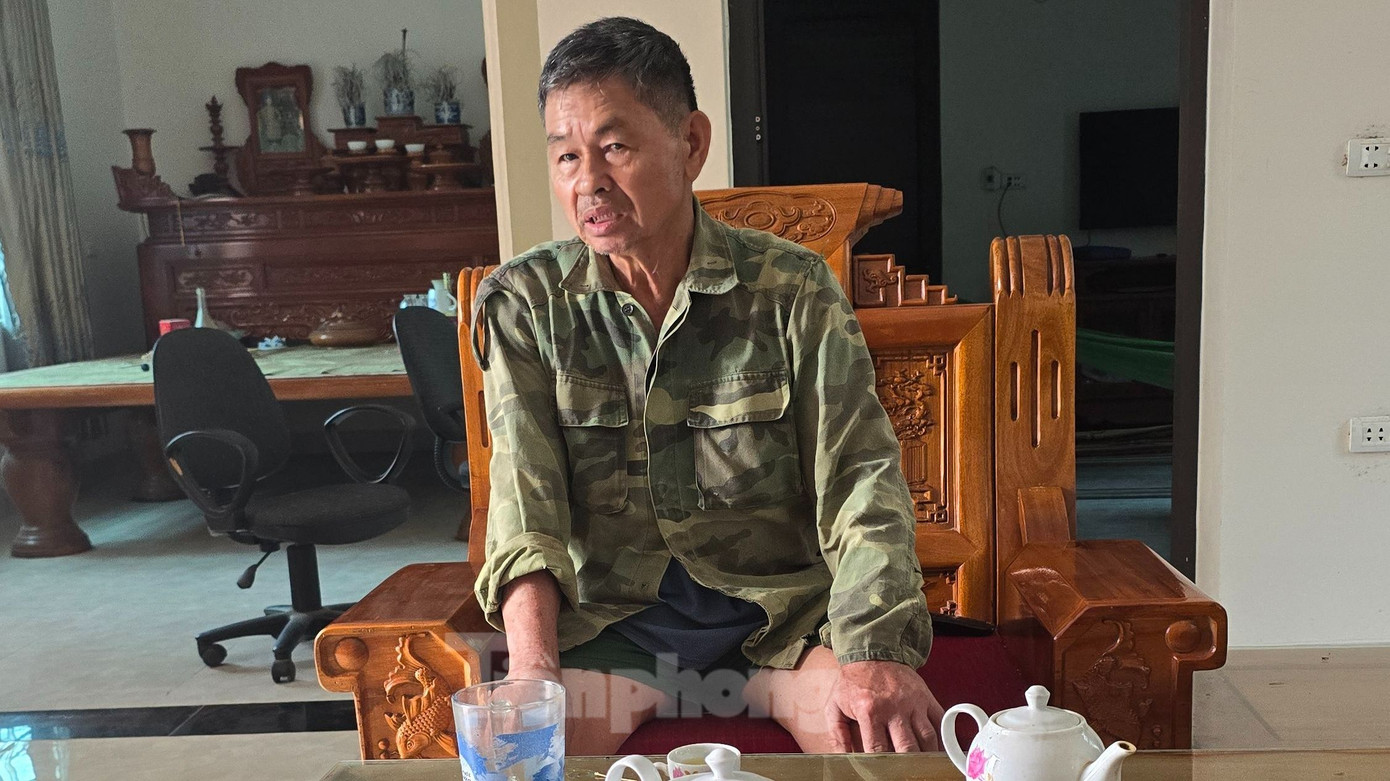 Ông Cát cho biết, gia đình có diện tích đất khoảng 7 sào (360m2/sào). Căn nhà của gia đình nằm dưới đồi (thuộc đất của gia đình), có nguy cơ sạt lở cao. Sợ mưa bão sạt lở vào nhà nên ông đã cho người dân lấy đất. Gia đình ông cũng đã nộp đơn lên UBND xã xin cải tạo đất, xúc đất để đảm bảo an toàn gia đình.