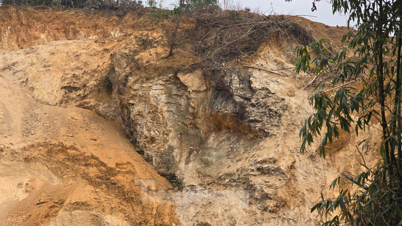 Ông Nguyễn Văn Thành, Phó Chủ tịch UBND xã Yên Bài cho biết, trên địa bàn xã không có trường hợp nào mua bán, khai thác đất trái phép. Chỉ có trường hợp nhà ông Kiều Ngọc Cát có đơn xin cải tạo đất và trong đơn ông Cát cũng chỉ xin chở khối đất thừa sang nhà ông Nguyễn Văn Khuyên, người ở cùng thôn.