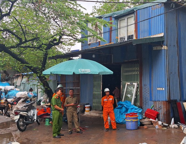 Lực lượng chức năng quận Cầu Giấy cắt điện một số công trình vi phạm