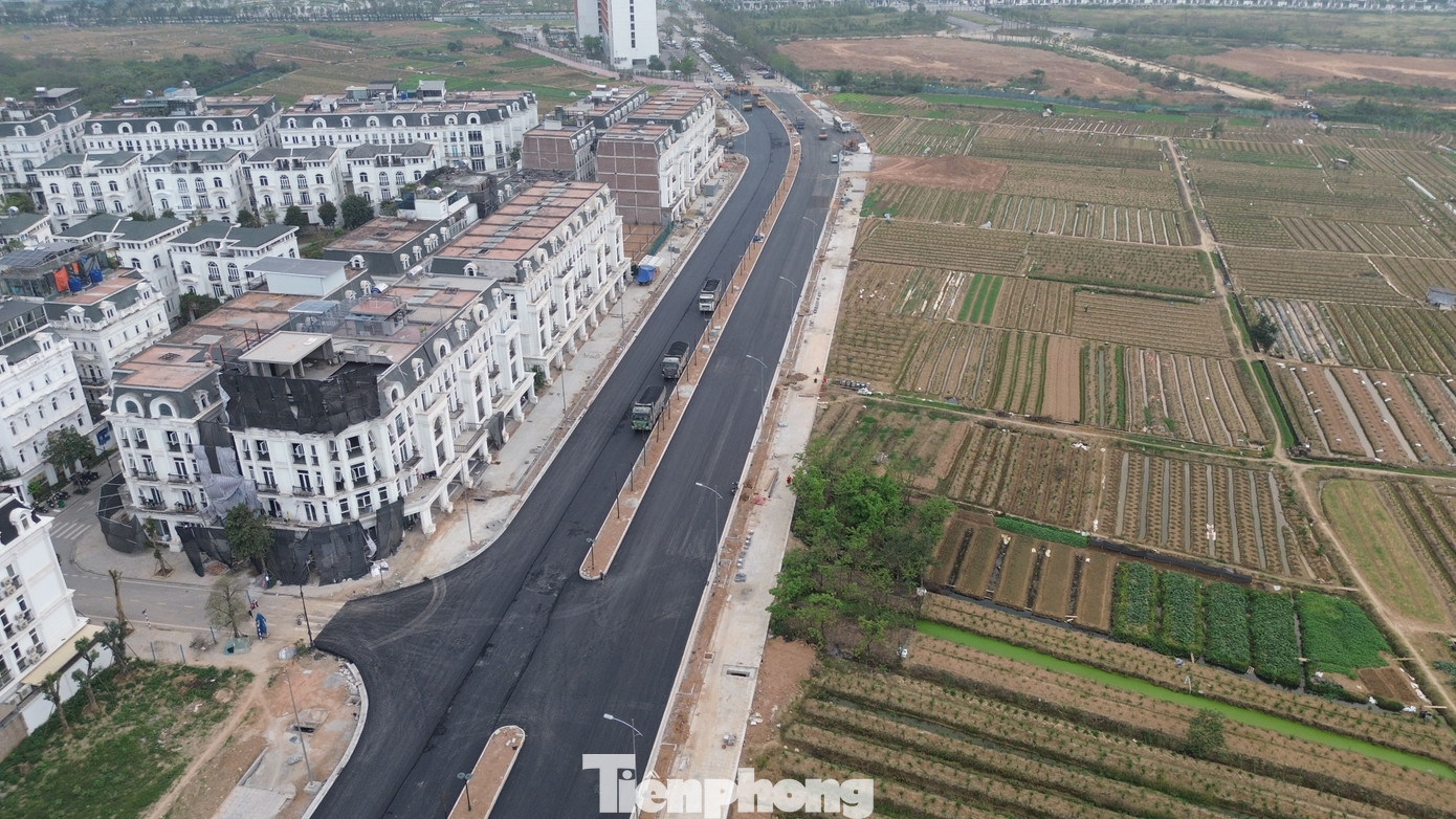 Hiện nhà thầu thi công tập trung phương tiện, máy móc gấp rút hoàn thiện các hạng mục còn lại.