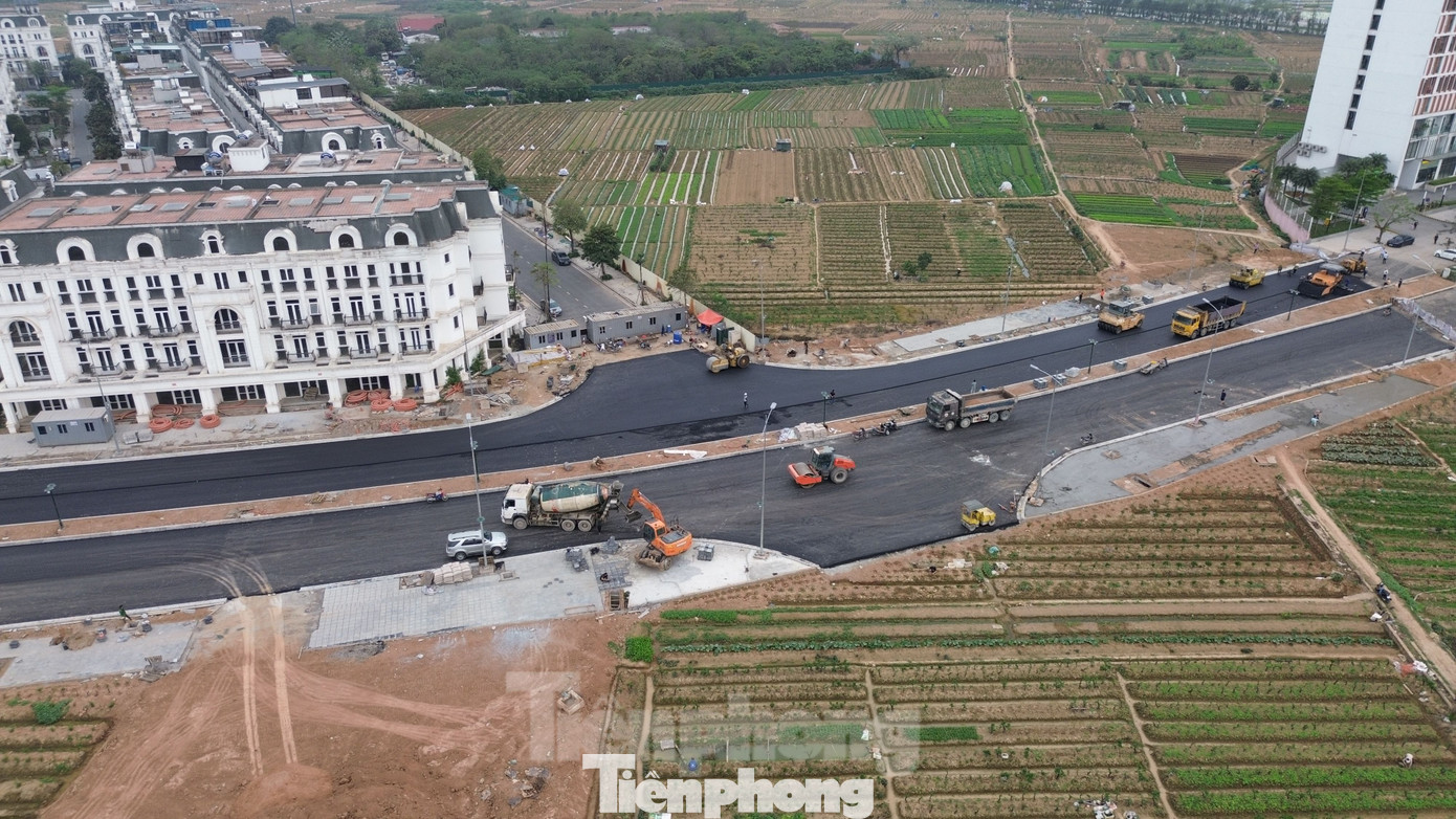 Để giảm ùn tắc giao thông, từ ngày 22/1, đoạn từ nút giao đường gom Đại lộ Thăng Long đến hết phạm vi giao cắt với đường Đại Mỗ (đường 70) với chiều dài 1,9km đã cơ bản hoàn thành được UBND TP. Hà Nội chấp thuận đưa vào khai thác tạm.