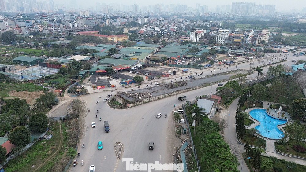 Cầu vượt Phạm Tu - đường 70 xây dựng được một phần rồi bỏ hoang suốt nhiều năm qua.