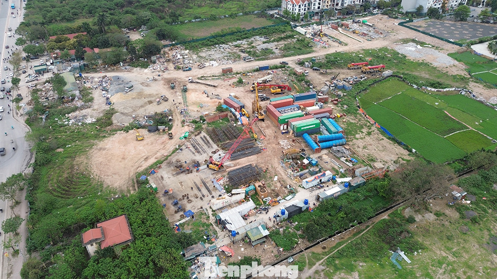 Trước đó, dư luận phản ánh về Khu đất nông nghiệp Dộc Khoai, Đằng Xung rộng 4,3 ha tại phường Mễ Trì "mọc" lên nhiều nhà xưởng, bãi xe. Ngay sau đó, Chủ tịch UBND thành phố giao UBND quận Nam Từ Liêm chủ trì, phối hợp đơn vị liên quan khẩn trương kiểm tra, làm rõ thông tin, xử lý nghiêm theo quy định pháp luật. Trước đó, dư luận phản ánh về Khu đất nông nghiệp Dộc Khoai, Đằng Xung rộng 4,3 ha tại phường Mễ Trì "mọc" lên nhiều nhà xưởng, bãi xe. Ngay sau đó, Chủ tịch UBND thành phố giao UBND quận Nam Từ Liêm chủ trì, phối hợp đơn vị liên quan khẩn trương kiểm tra, làm rõ thông tin, xử lý nghiêm theo quy định pháp luật.