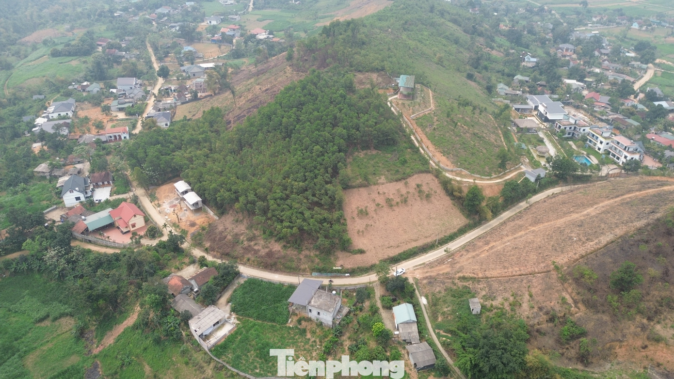 Về việc có phải khai thác đất để bán hay không, ông Thành cho rằng, có thể giữa người cho và nhận có "hỗ trợ" nhưng đó là họ thỏa thuận và UBND xã cũng không can thiệp. Hiện tại, UBND xã cũng đang tiếp tục xác minh, báo cáo lên cấp trên về vụ việc này, ông Thành thông tin.
