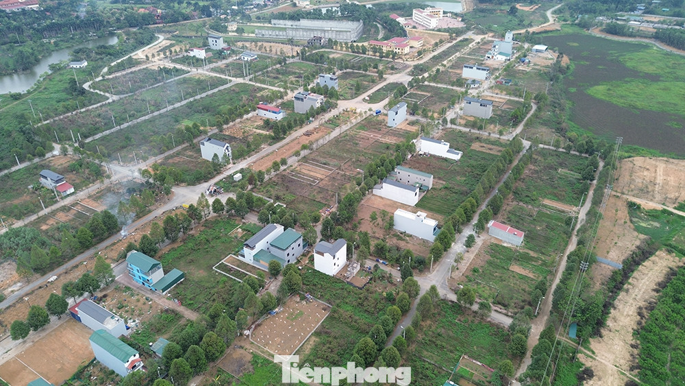 Như Báo Tiền Phong đã thông tin, thời gian gần đây tại khu vực thôn 5, xã Thạch Hòa, vợ chồng đối tượng Nguyễn Xuân Thực đã ngang nhiên chiếm đất, khai thác và hủy hoại đất. Khi cán bộ địa phương đến xử lý, đối tượng có hành vi đe dọa "xử" người nhà khiến người dân bất an. Ngay sau đó, Chủ tịch UBND TP. Hà Nội đã giao Công an thành phố xác minh, xử lý vụ việc theo quy định và làm rõ trách nhiệm tổ chức, cá nhân liên quan (ảnh: Khu tái định cư ĐHQG Hà Nội).