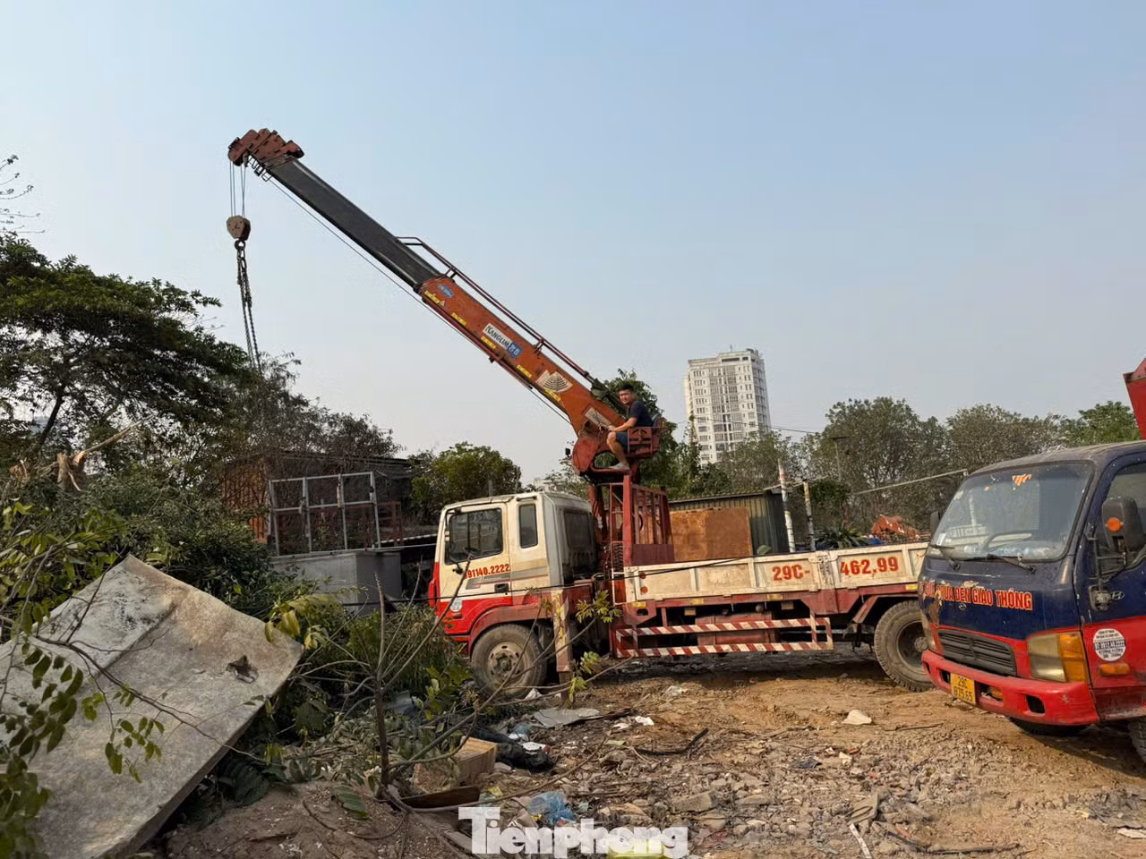 Lực lượng chức năng địa phương đã thiết lập hồ sơ xử lý theo quy định; đồng thời, yêu cầu các đối tượng vi phạm chấm dứt các hành vi vi phạm.