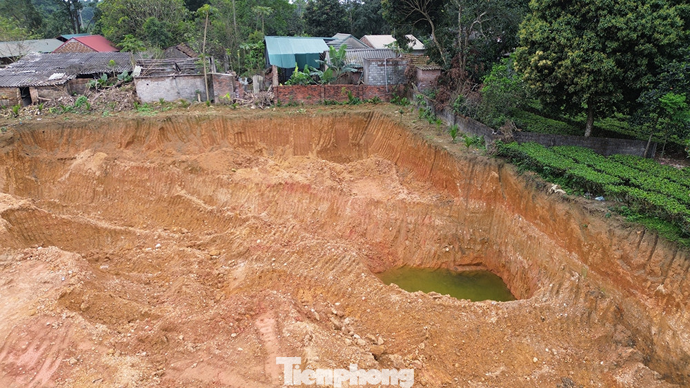 Tại hiện trường, hàng trăm m3 đất tại khu vực đất dự trữ ĐHQG Hà Nội đã bị khai thác, vận chuyển.