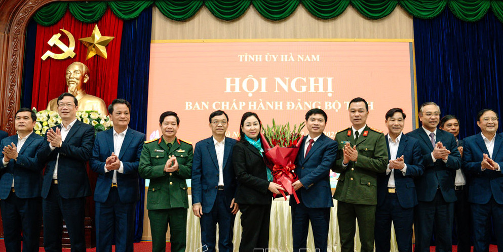 Ông Trương Quốc Huy (thứ 7 từ trái sang) được bầu giữ chức Bí thư Tỉnh ủy Hà Nam Ông Trương Quốc Huy (thứ 7 từ trái sang) được bầu giữ chức Bí thư Tỉnh ủy Hà Nam