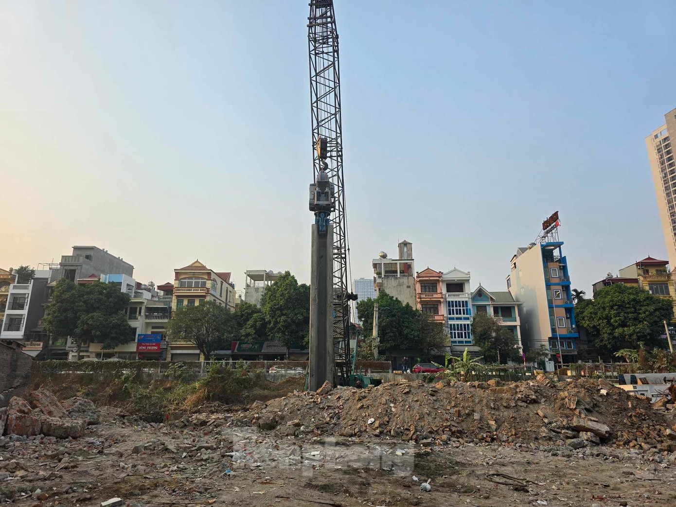 Đơn vị thi công tiến hành ép cừ