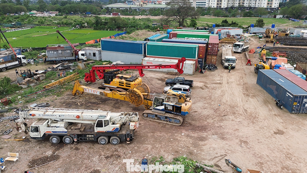 Theo UBND phường Mễ Trì, đến nay khu đất trên đã GPMB đến 90%. Tuy nhiên, hiện còn vài hộ vẫn chưa bàn giao mặt bằng nên hiện trạng khu đất như "xôi đỗ". Theo UBND phường Mễ Trì, đến nay khu đất trên đã GPMB đến 90%. Tuy nhiên, hiện còn vài hộ vẫn chưa bàn giao mặt bằng nên hiện trạng khu đất như "xôi đỗ".