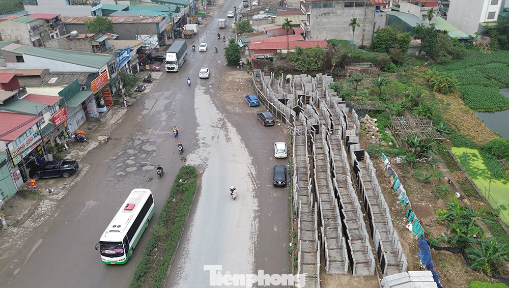 Ông Vũ Tuấn Đạt, Giám đốc Trung tâm Phát triển quỹ đất quận Hoàng Mai cho biết, trước đây những công trình xây dựng không hợp pháp khi GPMB đều có chính sách hỗ trợ theo tỷ lệ nhất định. Tuy nhiên, Luật Đất đai 2024 lại không có quy định về nội dung này. Trong khi đó, hầu hết các công trình nhà ở của người dân trên tuyến đường Tam Trinh đều không có giấy phép xây dựng, hoặc là không có văn bản của cơ quan thẩm quyền cho phép nên không có cơ sở để áp dụng chính sách bồi thường hoặc hỗ trợ (ảnh: Một nút thắt cổ chai trên đường Tam Trinh).