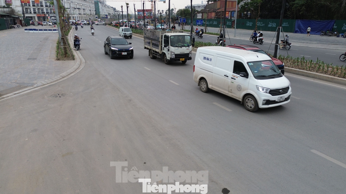 Các phương tiện di chuyển trên tuyến đường Lê Quang Đạo kéo dài