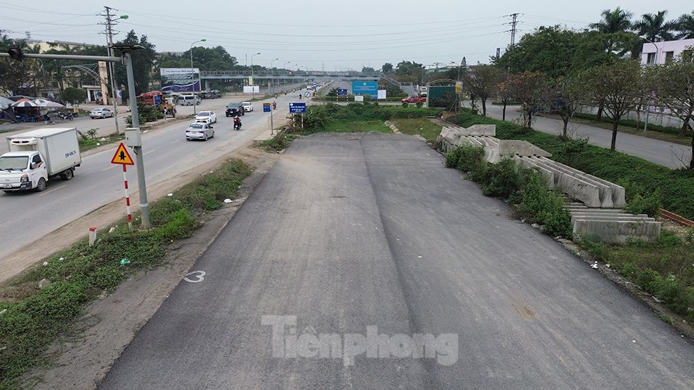 Ngoài ra, trong phạm vi GPMB thực hiện dự án có các công trình hạ tầng ngầm nổi phải di chuyển; thu hồi đất Quốc phòng chuyển mục đích sử dụng sang phục vụ mục đích phát triển kinh tế - xã hội.