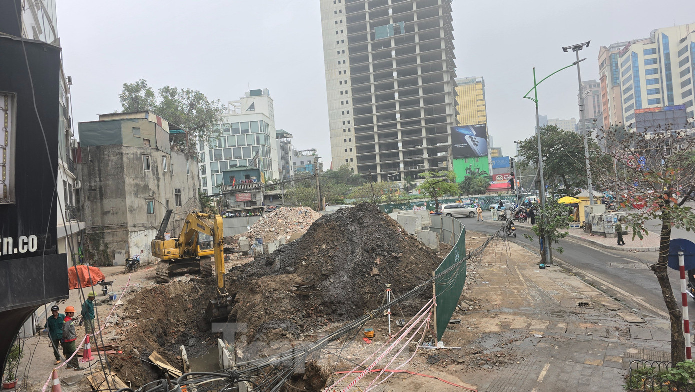 Liên quan đến dự án này, UBND quận Ba Đình cho biết UBND quận đã chỉ đạo UBND các phường: Ngọc Khánh, Thành Công, Giảng Võ phối hợp với chủ đầu tư dự án tiến hành ngừng cấp dịch vụ điện, nước đối với các hộ dân nằm trong diện GPMB nhưng chưa bàn giao theo quy định. Đến nay, có 55 hộ đã bị cắt điện, nước trong đó phường Ngọc Khánh có 24 hộ, phường Thành Công có 31 hộ.