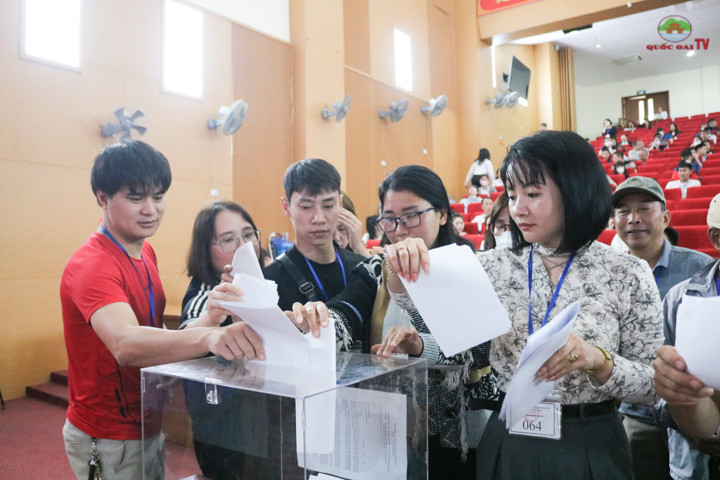 Khách hàng tham gia đấu giá quyền sử dụng đất ở tại huyện Quốc Oai ngày 28/3 Khách hàng tham gia đấu giá quyền sử dụng đất ở tại huyện Quốc Oai ngày 28/3